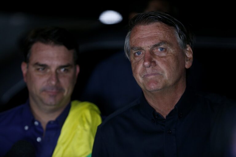 Bolsonaro Indica Flávio Como Candidato à Presidência: ‘Decisão Consciente e Legítima’ Bolsonaro Indica Flávio Como Candidato à Presidência: ‘Decisão Consciente e Legítima’