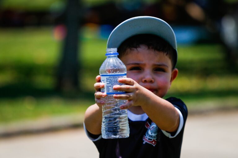 Desidratação no Verão: Urina como Indicador para Manter a Hidratação em Crianças e Idosos Desidratação no Verão: Urina como Indicador para Manter a Hidratação em Crianças e Idosos