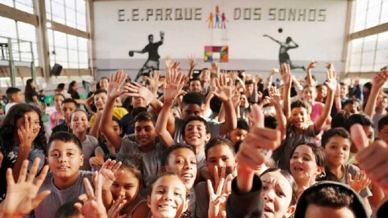 Escola do Litoral Paulista Ganha Prêmio Mundial e Inspira Novo Modelo Educacional em SP
