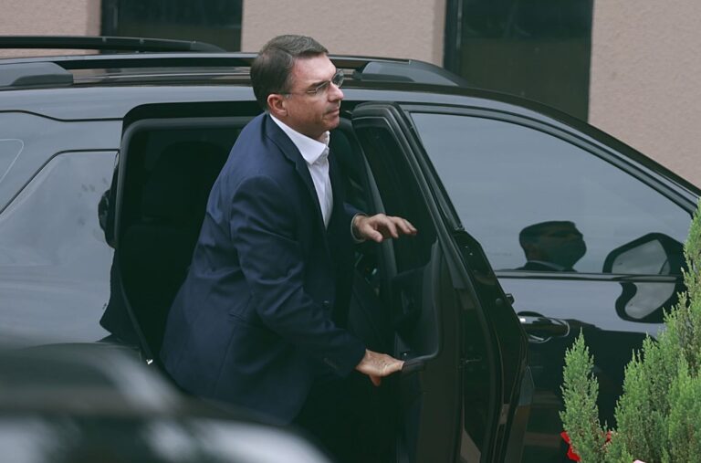 Flávio Bolsonaro Inicia Sua Trajetória Internacional em Israel como Pré-Candidato à Presidência Flávio Bolsonaro Inicia Sua Trajetória Internacional em Israel como Pré-Candidato à Presidência