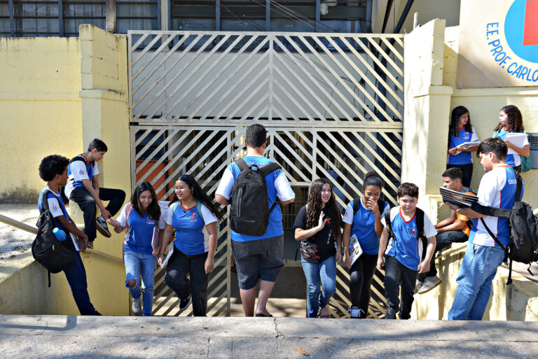 Frequência Escolar em SP Alcança Recorde: 258 Mil Alunos Faltam Menos