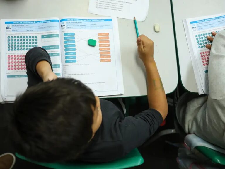 O Monopólio Ideológico da Esquerda na Educação Brasileira: Desafios e Consequências