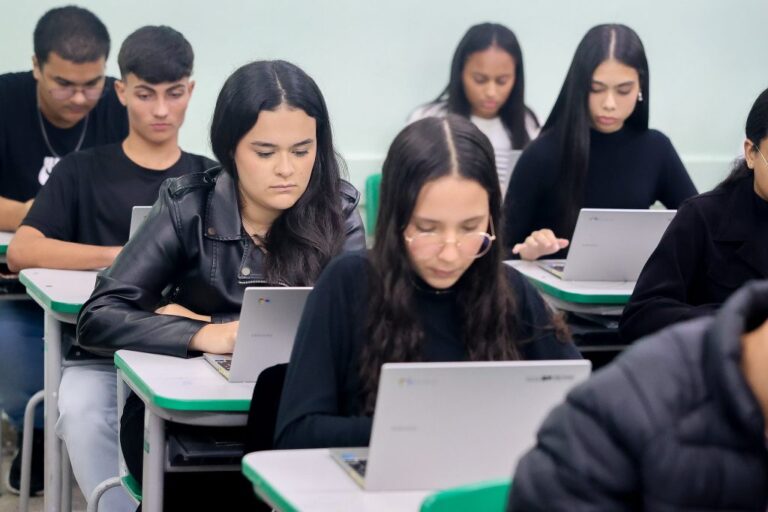 São Paulo Lança Currículo Inovador de Educação Digital e Midiática para Todos os Níveis de Ensino