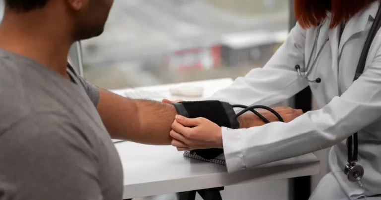 6 Exames de Rotina Essenciais e Acessíveis para Cuidar da Saúde em 2026