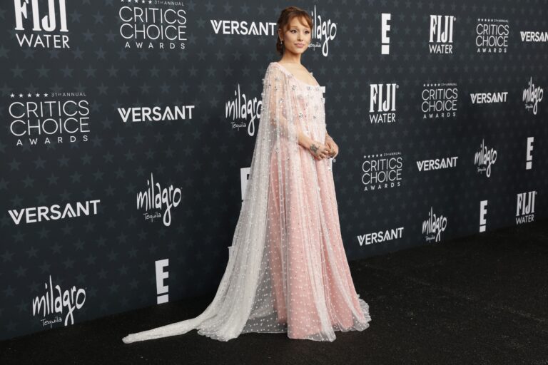 Ariana Grande Surpreende em Debut Morena no Critics Choice Awards 2026