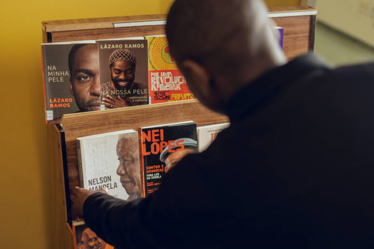 Críticas ao Novo PNE: A Retórica da Neutralidade na Educação Antirracista