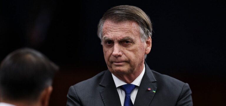 Defesa de Bolsonaro Reitera Pedido de Prisão Domiciliar por Motivos de Saúde