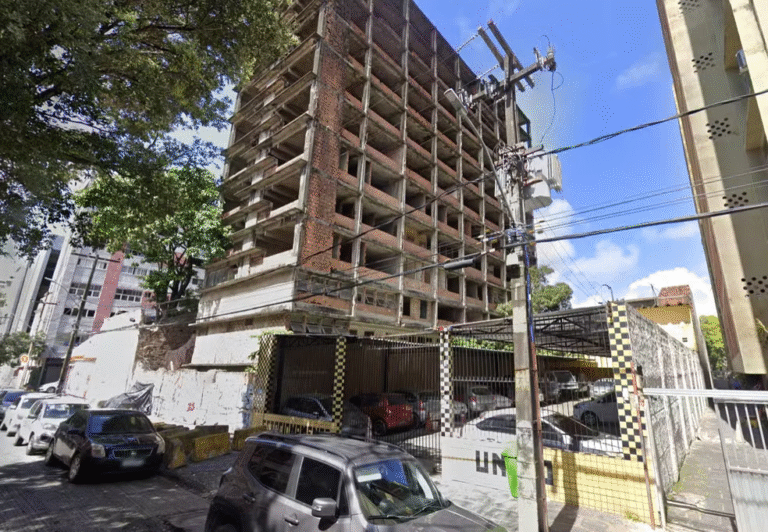 Demolição do Edifício 13 de Maio no Recife: Um Marco para a Segurança Urbana