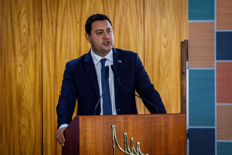 Desafios de Ratinho Jr. no PSD: Apoio local e alianças em xeque Desafios de Ratinho Jr. no PSD: Apoio local e alianças em xeque