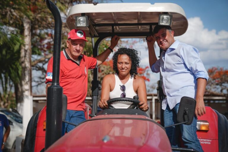 Eduardo da Fonte Entrega Trator a Jaime Amorim para Fortalecer Agricultura em Caruaru