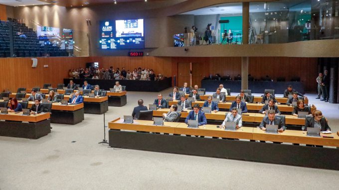 Legislativo em Ação: Reunião Extraordinária da Alepe e Novidades no Governo de Pernambuco Legislativo em Ação: Reunião Extraordinária da Alepe e Novidades no Governo de Pernambuco