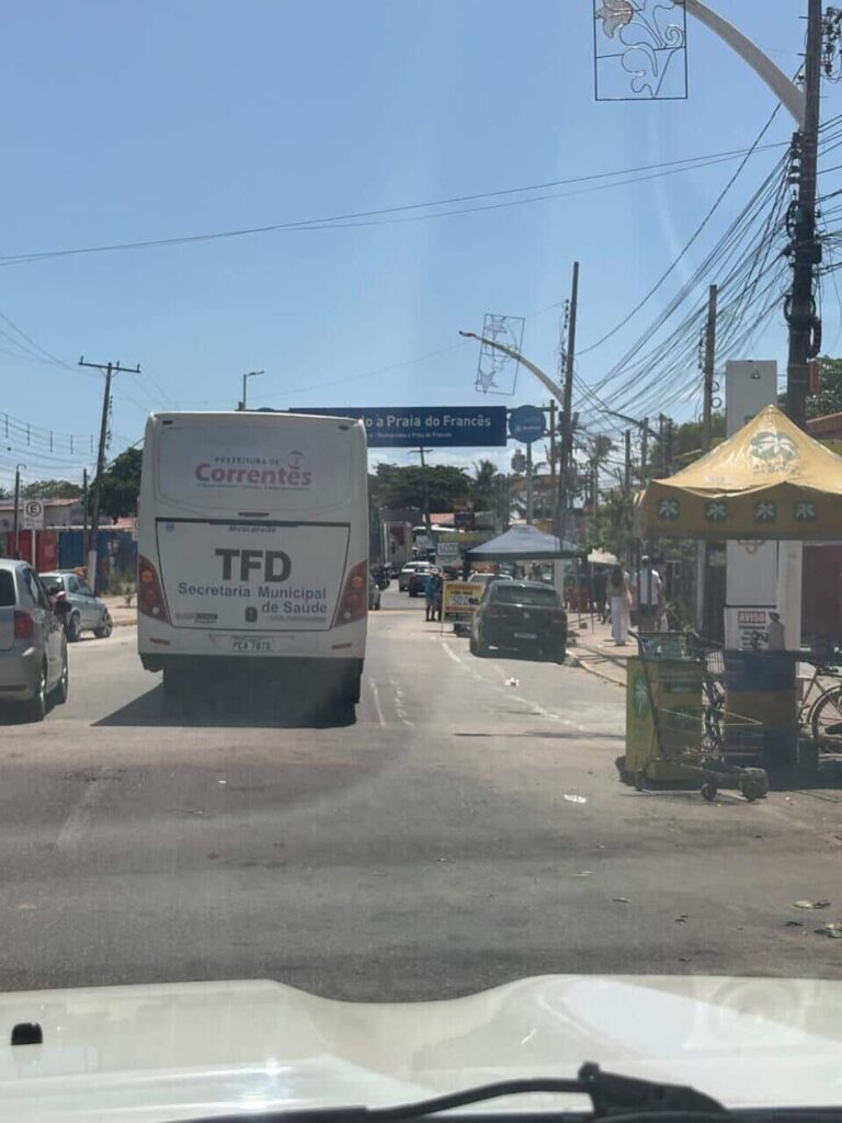 Ônibus da Saúde de Correntes-PE é Flagado na Praia do Francês em Alagoas Ônibus da Saúde de Correntes-PE é Flagado na Praia do Francês em Alagoas