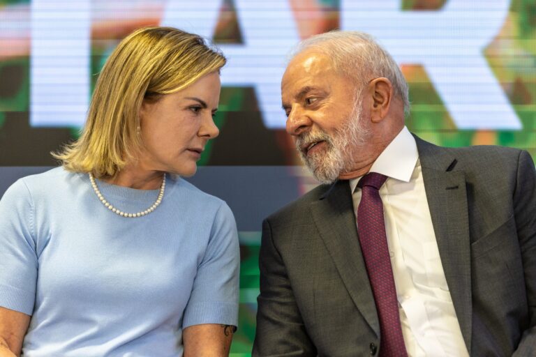 Saída de Gleisi provoca corrida pela articulação política em meio a temores no Congresso