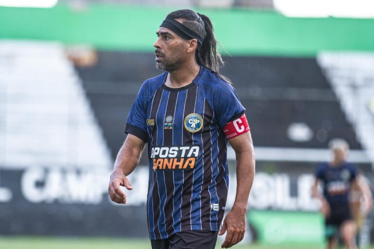 Araújo, Ex-Fluminense e Goiás, Quer Retornar aos Campos aos 48 Anos