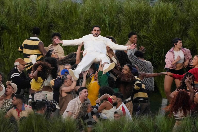 Bad Bunny Brilha no Super Bowl: Celebração da Cultura Latina e da Política Sutilmente Em Cena