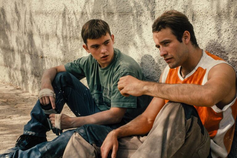 ‘Enzo’: Uma Reflexão sobre as Incertezas da Adolescência e a Busca por Identidade