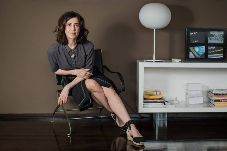 Fernanda Torres: A Política Brasileira é um Espetáculo de Luta Livre Fernanda Torres: A Política Brasileira é um Espetáculo de Luta Livre