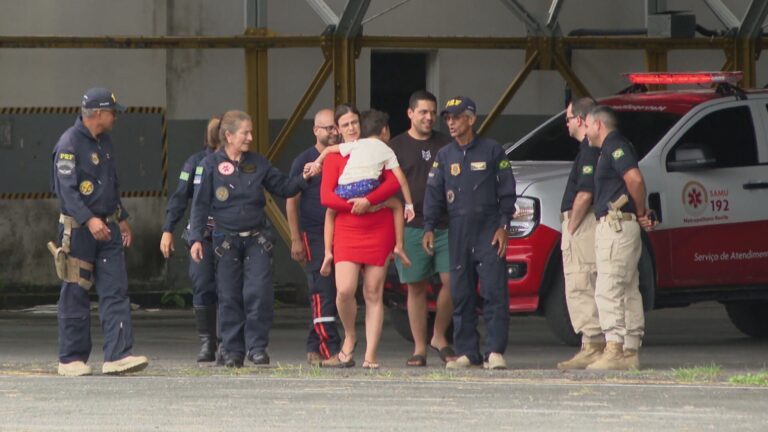 Menino Resgatado de Queda em Caruaru Recebe Alta e Encontra Policiais que o Salvou