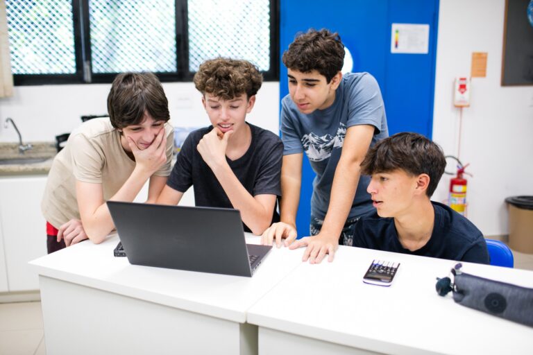 Nova Regulamentação da IA na Educação Foca em Uso Responsável e Veto à Correção Automática de Disser