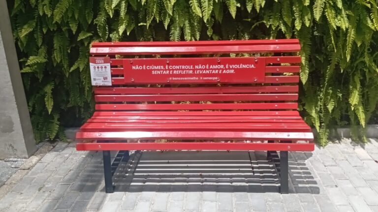 Senac em Caruaru e Garanhuns Adere à Campanha Banco Vermelho para Combate à Violência Contra Mulhere