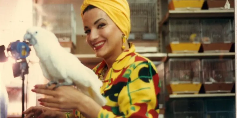 Viva Maria Celebra os 117 Anos de Carmen Miranda com Artista Zello Visconti