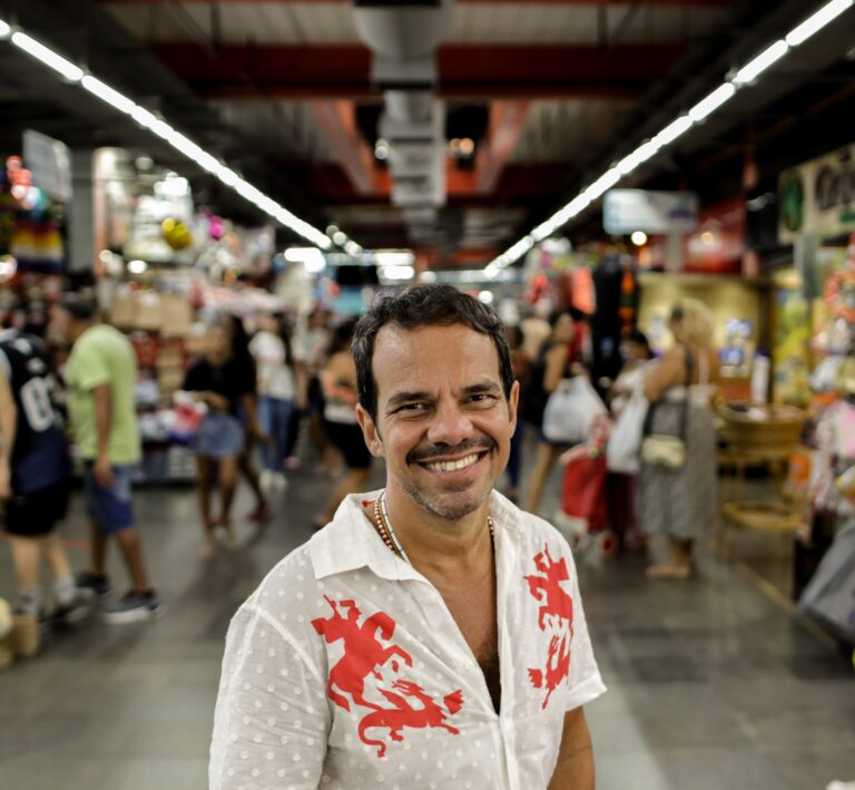 A Volta de Marcelo Moutinho com ‘Gentinha’: Memórias e Cotidiano em Contos Lúcidos A Volta de Marcelo Moutinho com 'Gentinha': Memórias e Cotidiano em Contos Lúcidos