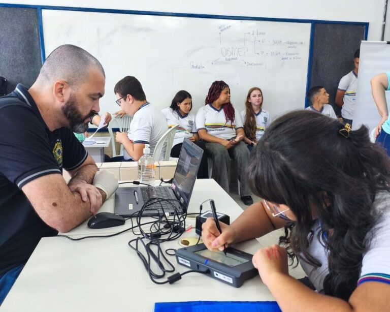 Ação do TRE em Escolas de Pernambuco: Emissão de Títulos Eleitorais para Jovens Ação do TRE em Escolas de Pernambuco: Emissão de Títulos Eleitorais para Jovens