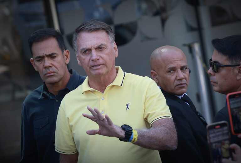 Bolsonaro Celebra 71 Anos em Hospital, Enquanto Filhos Prestam Homenagens e Pedem Prisão Domiciliar