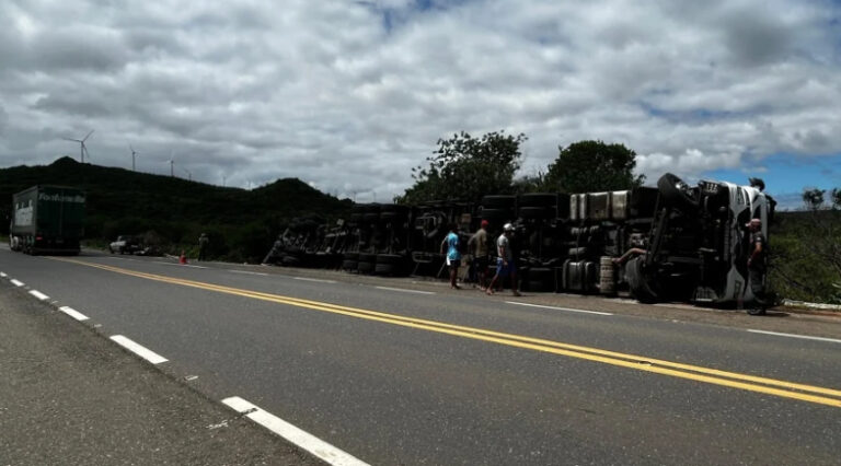Carreta de Pernambuco Tomba com Carga Reciclável no Piauí Carreta de Pernambuco Tomba com Carga Reciclável no Piauí
