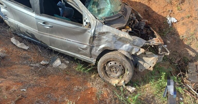 Casal Fica Ferido Após Carro Capotar na BR-104 em Caruaru (PE) Casal Fica Ferido Após Carro Capotar na BR-104 em Caruaru (PE)