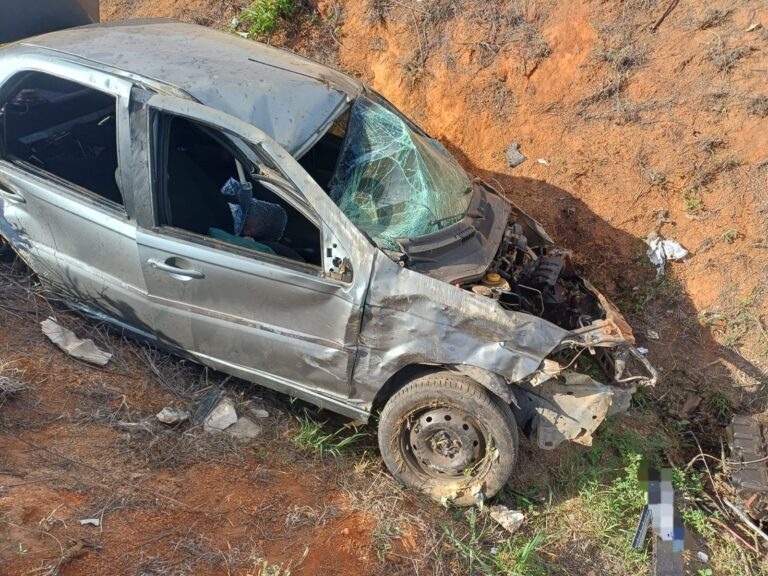 Casal se Feriu em Capotagem na BR-104; Imagens do Acidente São Impactantes