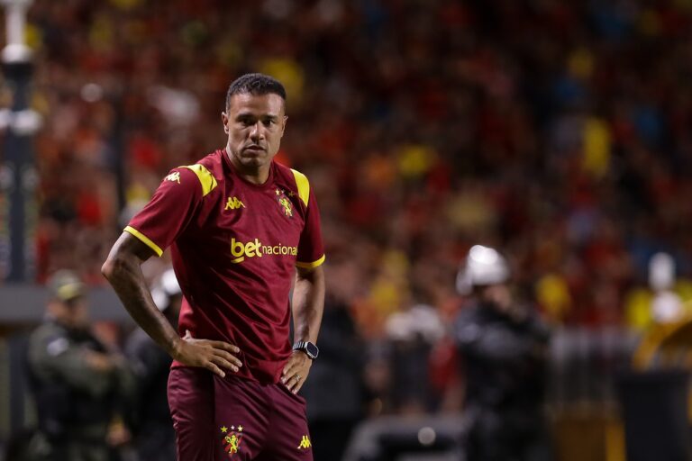 Demissão Impactante: Roger Silva Deixa o Comando do Sport após Empate Demissão Impactante: Roger Silva Deixa o Comando do Sport após Empate