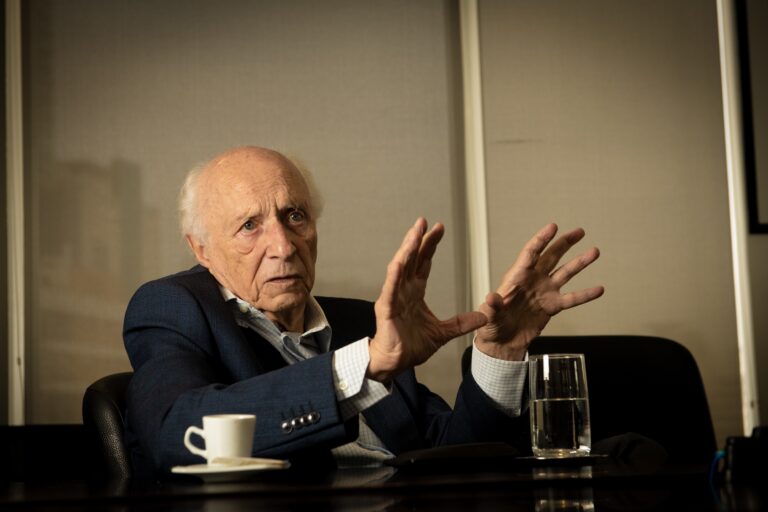 EUA Enfrentam Desafios em Educação e Inovação: O Impacto da Hegemonia em Xeque