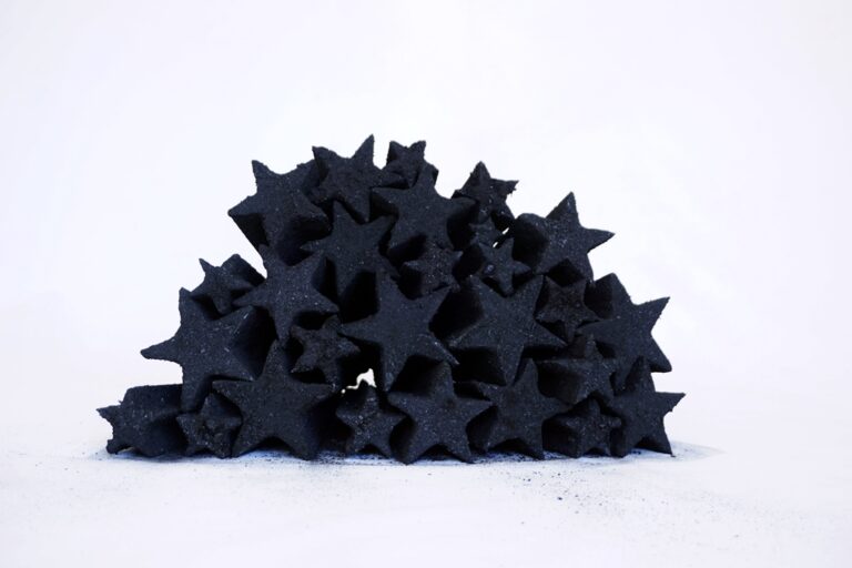 Exposição ‘Monturo’ de Gustavo Torrezan: Uma Crítica à Sociedade Acumuladora