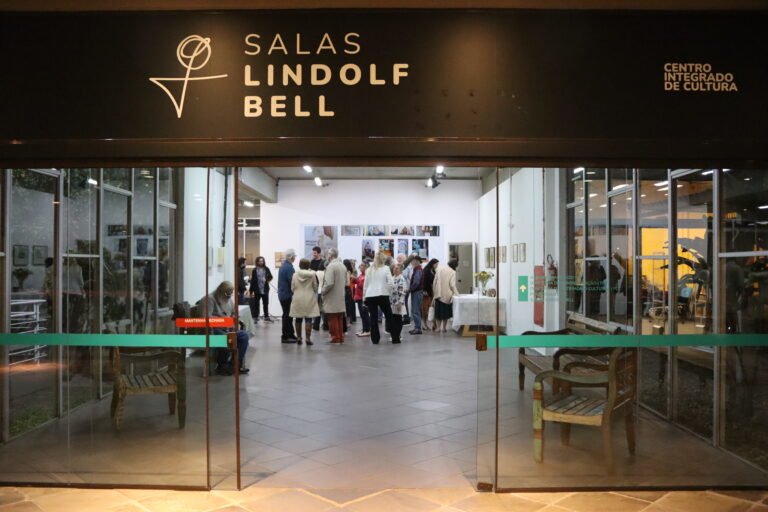 Exposição “Raízes e Reflexos: A Arte de Santa Catarina” Revela Talentos Locais Exposição "Raízes e Reflexos: A Arte de Santa Catarina" Revela Talentos Locais