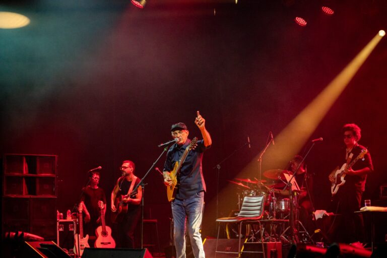 Fagner Encanta Multidão e Fecha Feira da Indústria com Cultura e Emoção