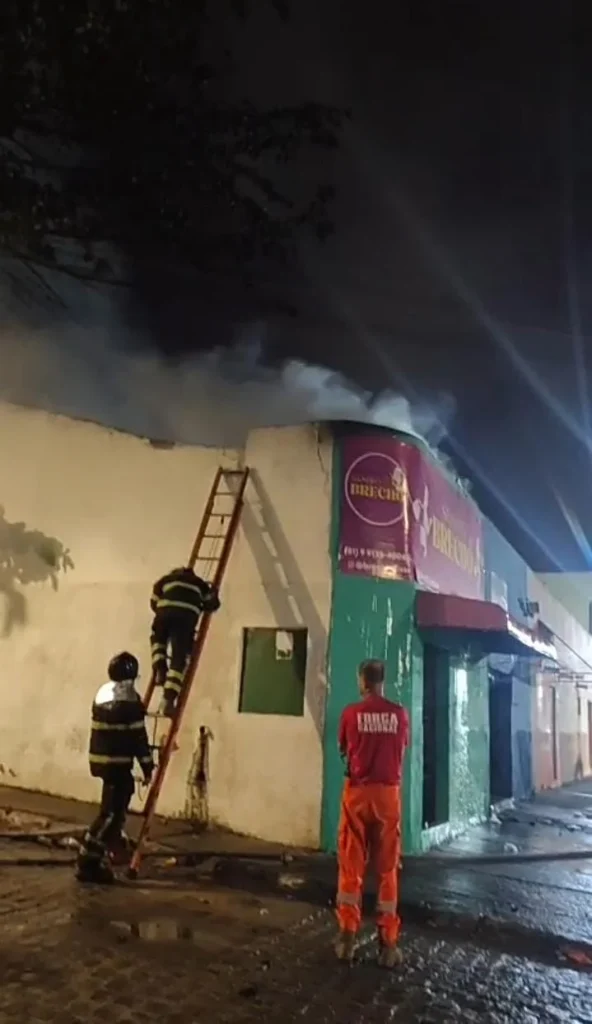 Incêndio Devasta Brechó e Escola Municipal em Caruaru: Detalhes e Impactos