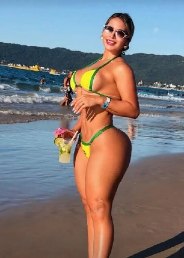 Leidy Cardozo Brilha em Biquíni nas Cores do Brasil em Praia no México Leidy Cardozo Brilha em Biquíni nas Cores do Brasil em Praia no México