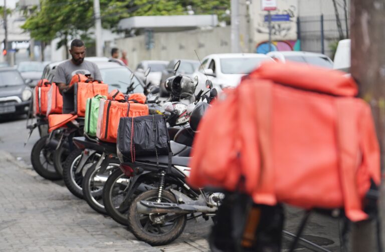 Pesquisa revela que 71% dos brasileiros rejeitam taxa mínima para entregas via aplicativo