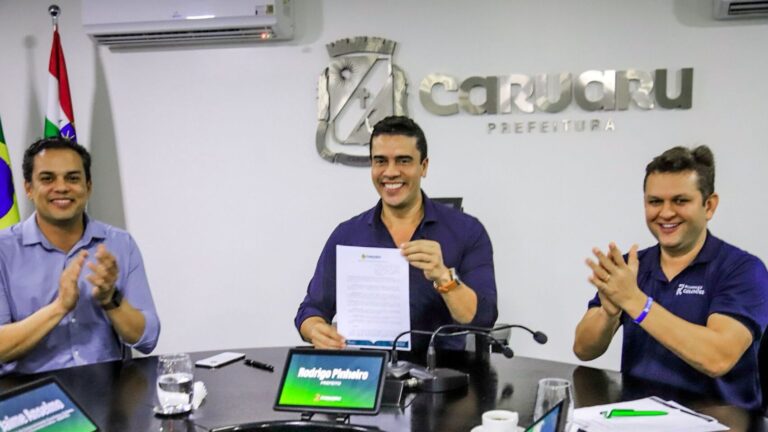 Prefeito Rodrigo Pinheiro formaliza doação de terreno para a Rodrigues Colchões em Caruaru