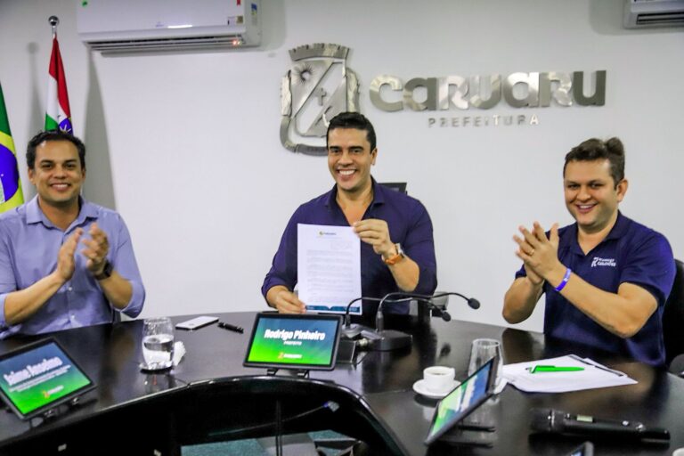 Prefeito Rodrigo Pinheiro Formaliza Doação de Terreno para Rodrigues Colchões em Caruaru Prefeito Rodrigo Pinheiro Formaliza Doação de Terreno para Rodrigues Colchões em Caruaru