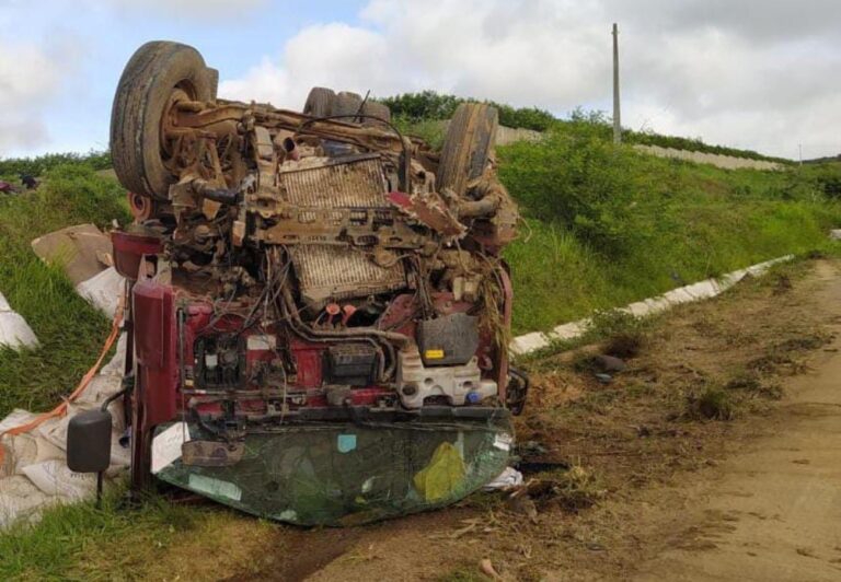 Tragédia na BR-424: Motorista de caminhão falece após capotagem em Garanhuns