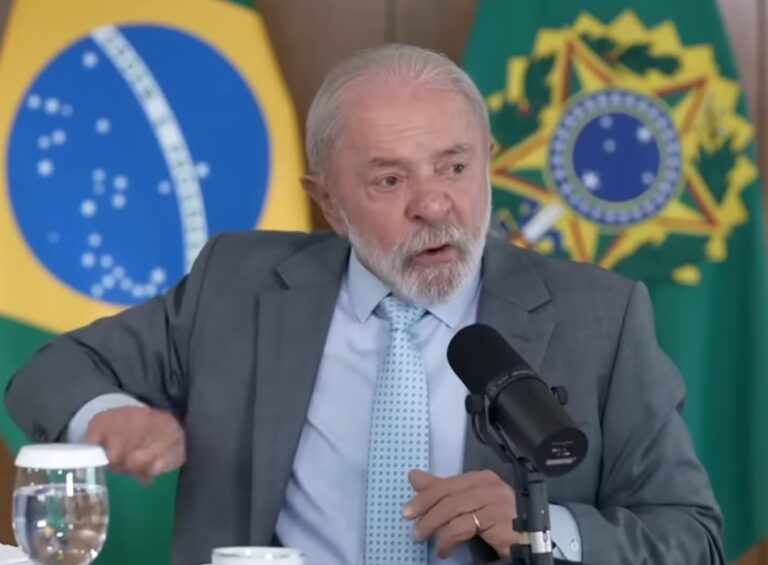 A Apatia Política e Seus Efeitos: O Crescimento de Flávio Bolsonaro A Apatia Política e Seus Efeitos: O Crescimento de Flávio Bolsonaro