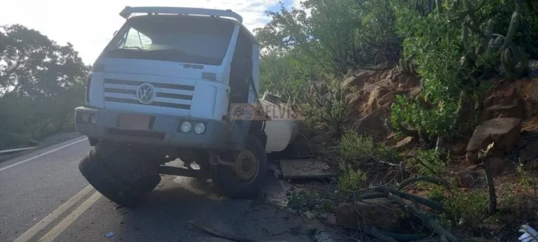 Grave Acidente na PE-360: Caminhão-Pipa Colide com Carreta e Motorista Fica Ferido