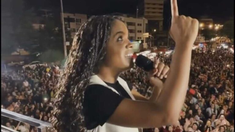 Kemilly Santos Encanta Público na Cruzada Evangelística do RP Vidas em Caruaru