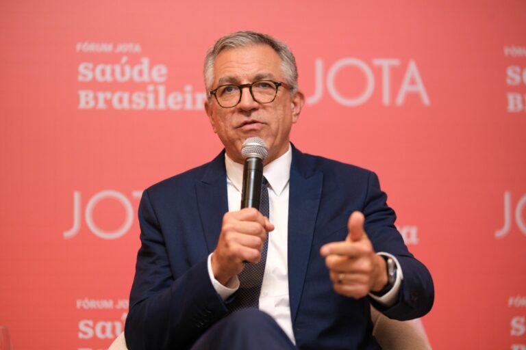 Ministro Padilha Vincula Flávio Bolsonaro a Crise nos Hospitais do RJ e Destaca Saúde como Tema da E