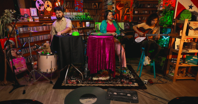 Naïf Envolve o Público no Discotoca com Rock Sinestésico