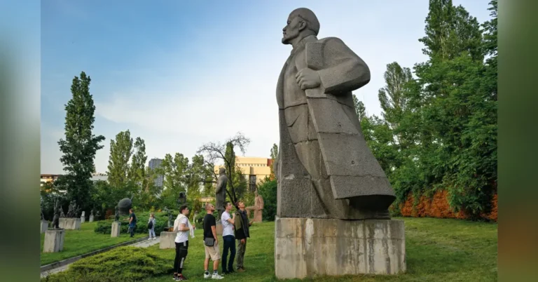 Nostalgia como Ferramenta Política no Impactante ‘Refúgio do Tempo’