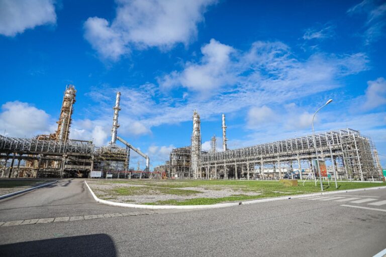 Pernambuco Lidera Crescimento Nacional na Indústria e Comércio em 2026