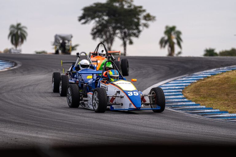 Piloto de Caruaru, Arthur Guilherme, mira liderança na Fórmula eVolution em Interlagos Piloto de Caruaru, Arthur Guilherme, mira liderança na Fórmula eVolution em Interlagos